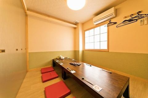 ゆったりと過ごせるお座敷は、2名様から個室利用が可能です。フラットな空間なので、小さなお子様を伴うお食事にもおすすめ♪定期的な換気はもちろん、お客様入れ替わりごとのお席の消毒など、店内の衛生対策は徹底して行っています。間仕切りは移動できますので、人数に合わせてお部屋をお作りすることもできます。
