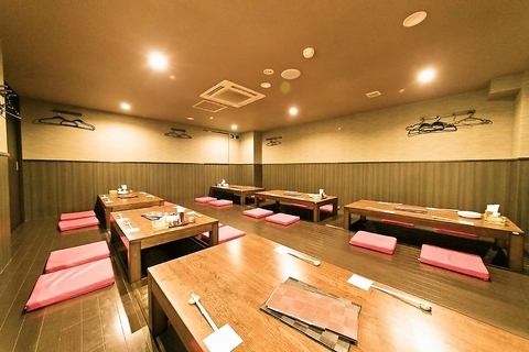 独立したフロアに掘りごたつ席を完備。6名様席が6テーブルあり、できるだけ感覚をあけてご案内をしております。足元ゆったりでくつろぎのひとときをお過ごしいただけます♪