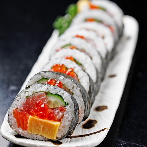 海鮮太巻き（ハ ーフ 858円／1本 1,408円）