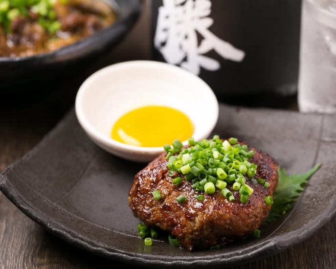 Even foodies will be pleased with the "Beef Tongue Tsukimi Tsukune"! Enjoy delicious food and good sake.