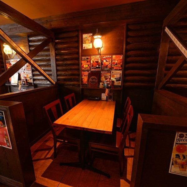ユニークで居心地抜群のウッド調の店内。古き良き90年代を彷彿とさせる・オールドアメリカンテイストな空間となっております。どこを見回しても気分はウエスタン！