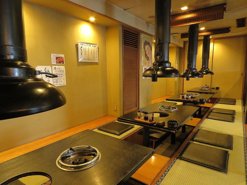The spacious interior can accommodate up to 30 people! The sunken kotatsu seats can be divided by curtains.It is a place of relaxation, bustling with office workers on their way home from work.