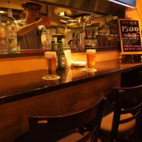 カウンターでおしゃべりしながら一杯♪