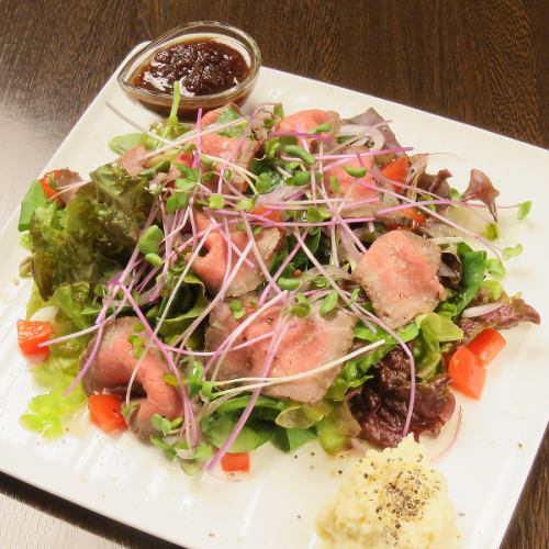 店内仕込みのローストビーフ　サラダ仕立て