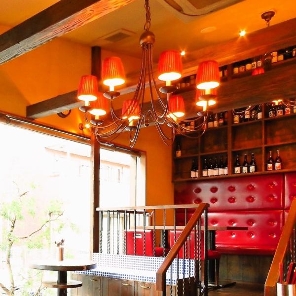 [Sofa seats] The interior is based on red and brown and has a stylish atmosphere reminiscent of a British bar ♪ The spacious sofa seats are popular, so make a reservation early! Up to 8 people can use it ♪