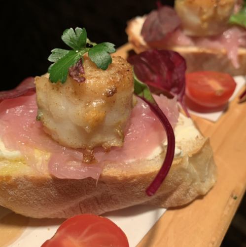 Italian prosciutto and scallop onion sauce canapé