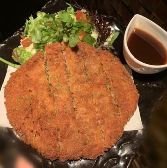 Dokanto! Large-sized straw-sized minced meat cutlet with plenty of vegetables