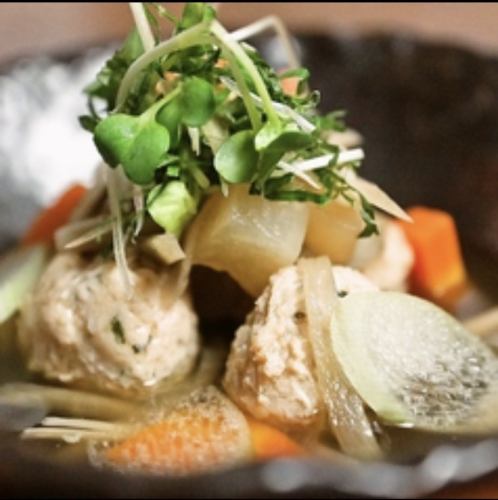 冈山鸡丸和时令蔬菜用黄油和酱油煮沸