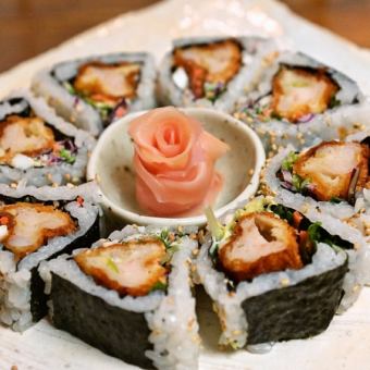 壽司捲配上肥美的蝦排和韃靼醬