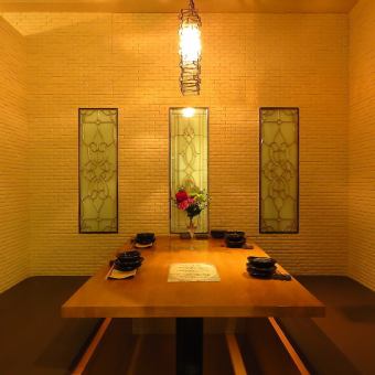 The wallpaper in each room and the shape of the lighting are all different.It is one of the ways that customers can enjoy the store no matter how many times they come.