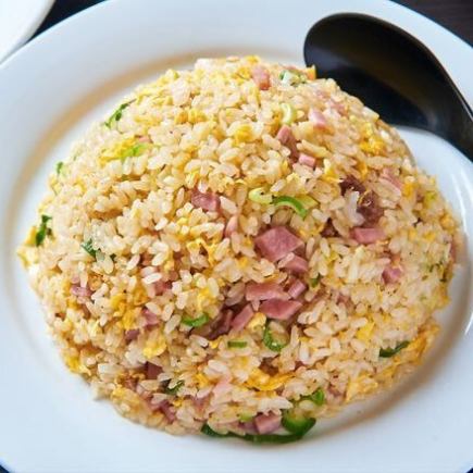 【3278日元(含税)套餐】轻松享用正宗中国美食!包含经典煎饺和炒饭等6道菜的超值套餐。