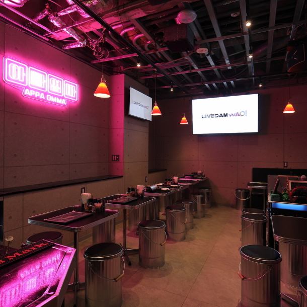 都内有数の音響設備を誇り、DAMの最新機器を導入している当店。音響設備にはかなりのこだわりを持っており、店内にはスピーカー4台に加え、低音をしっかりと感じられるウーファーが2台設置されています。深夜帯の22:00~05:00をメインに、カラオケがご利用いただけ、音を全身で体感できる贅沢な空間が広がります。