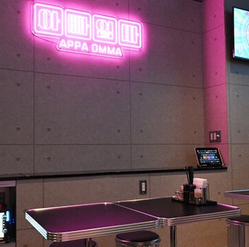 ピンクのネオンが煌めく店内は、大人数の宴会にも最適な広々空間。音響設備にもこだわり、スピーカーとウーファーで迫力あるサウンドを実現しています。宴会やパーティ、二次会でも快適に過ごせるのが魅力。華やかさの中に大人のモダンな雰囲気を感じられ、特別なひとときを演出します。皆様のご来店をお待ちしております!