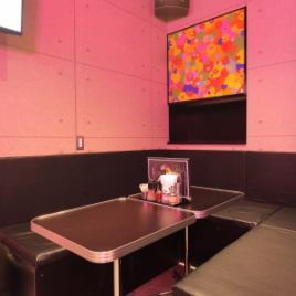 【2名様用テーブル】お洒落で雰囲気抜群の店内には、ムード良くお食事やお酒を楽しめる2人掛けのお席をご用意しております！デートや友人との飲み会にもぴったり。