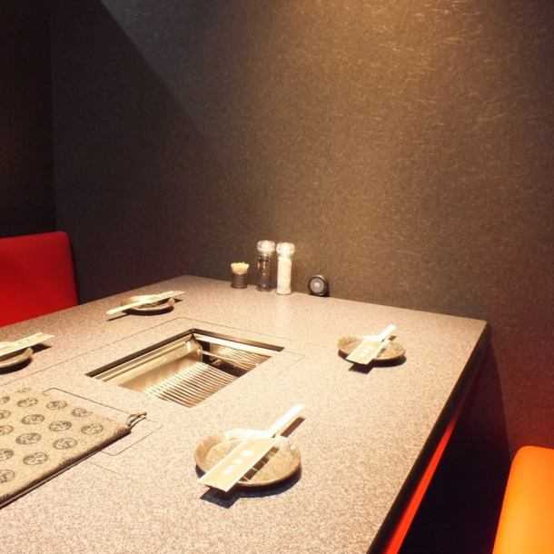 A table for 4 people! The table and seats are made wider, so you can enjoy your meal at ease!
