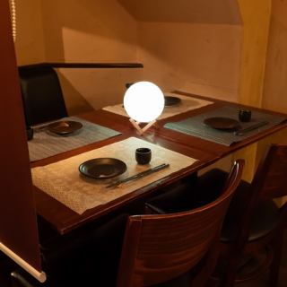 和の大人スタイリッシュ空間でくつろぎの空間を演出いたしました。寛げる店内で今宵は美食と美酒に酔いしれてください。