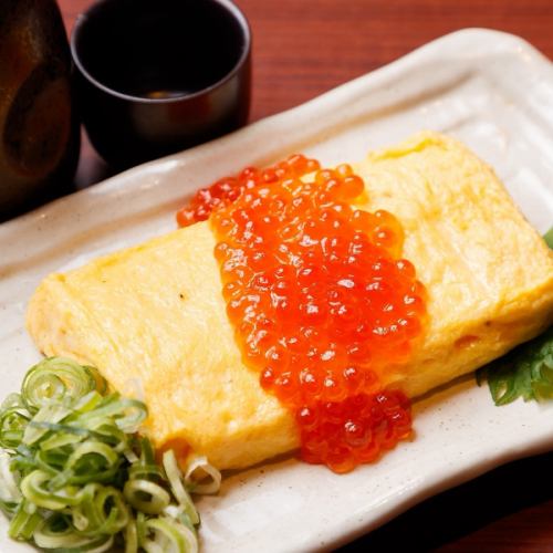 溢れる宝石!出汁巻きにいくらを贅沢に乗せた至福の逸品