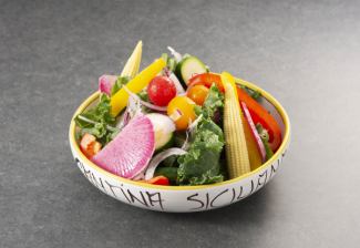 農家直送のカーリーケールと彩り野菜のサラダ