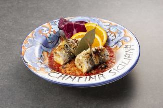 Sardine Beccafico（西西里风格的烤沙丁鱼，里面塞满了面包屑、葡萄干、奶酪等）
