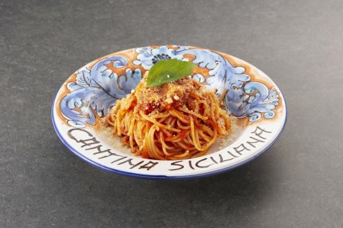 Simple spaghetti with Italian tomatoes and basil