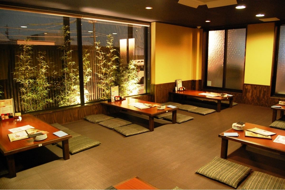 There are many private rooms of various sizes! For large groups, you can even rent out the entire tatami room!