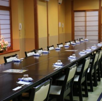 A banquet hall with a tokonoma alcove that can accommodate up to 60 people