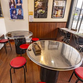 友人や家族と一緒に食事を楽しむのに最適なテーブル席！料理をシェアしたり、会話を楽しんだりするのに十分な余裕があります。ゆったりとくつろげるため、長時間の滞在にも適しています。お子様連れのファミリーや、複数人での集まりにもぴったりです◎