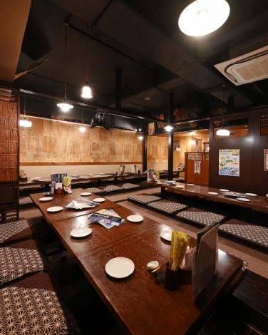 The ``Horigotatsu type tatami room seats'' can accommodate parties of up to 50 people!The atmosphere inside the restaurant is relaxed, making it ideal for banquets for a variety of situations, such as drinking parties with a large number of people, birthday parties, class reunions, etc.