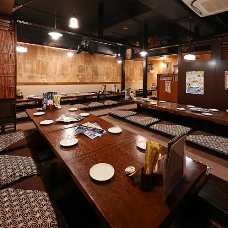 ≪掘りごたつタイプの座敷席≫は最大５０名様の宴会が可能です！店内の雰囲気はゆったりとしており大人数での飲み会や誕生日会、同窓会など様々なシチュエーションの宴会に最適です。