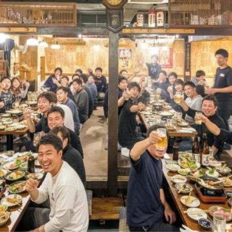 【貸切可◎大型宴会もお任せください！】団体様に最適な、広い掘りごたつ席を完備！席移動もスムーズで、参加者全員と交流を楽しめます。貸切は35名～80名様まで承っており、大型宴会はもちろん小宴会にもご利用可能です！打ち上げ、同窓会等に宴会コース＆お座敷完備の当店をぜひご利用ください！