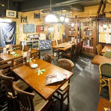 【掘りごたつ席貸切】中規模の宴会に大人気の35～50名様掘りごたつ空間を完備！広すぎず狭すぎない絶妙な距離感で、端の席まで全員の顔が見渡せるため、まとまりのある一体感あふれる宴会が叶います。足を伸ばしてゆったりくつろげる和空間で、美味しいお酒とお料理を味わいながら和気あいあいとお楽しみください