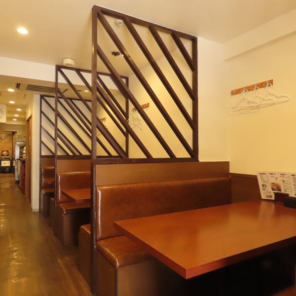 居心地の良さを追求した店内は、どなたでも肩肘張らずに過ごせる穏やかな空気が流れています。温かみがある内装が、より一層リラックスできるひとときを演出。お一人様でのご来店はもちろん、少人数での飲み会にも適した設計となっております。静かに語り合いたい夜にふさわしい、大人の隠れ家です。