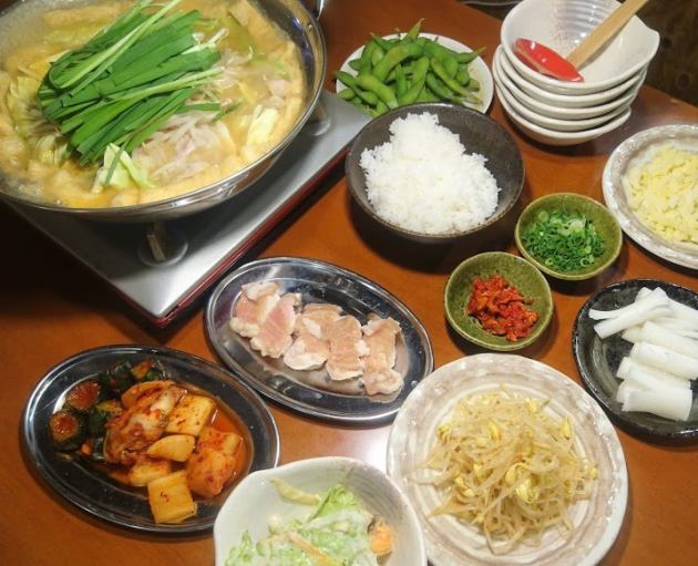もつ鍋を堪能 朱々名物 京もつ鍋飲み放題付きコース4000円 税抜 京もつ鍋ホルモン 朱々 シュシュ 岡山柳町店