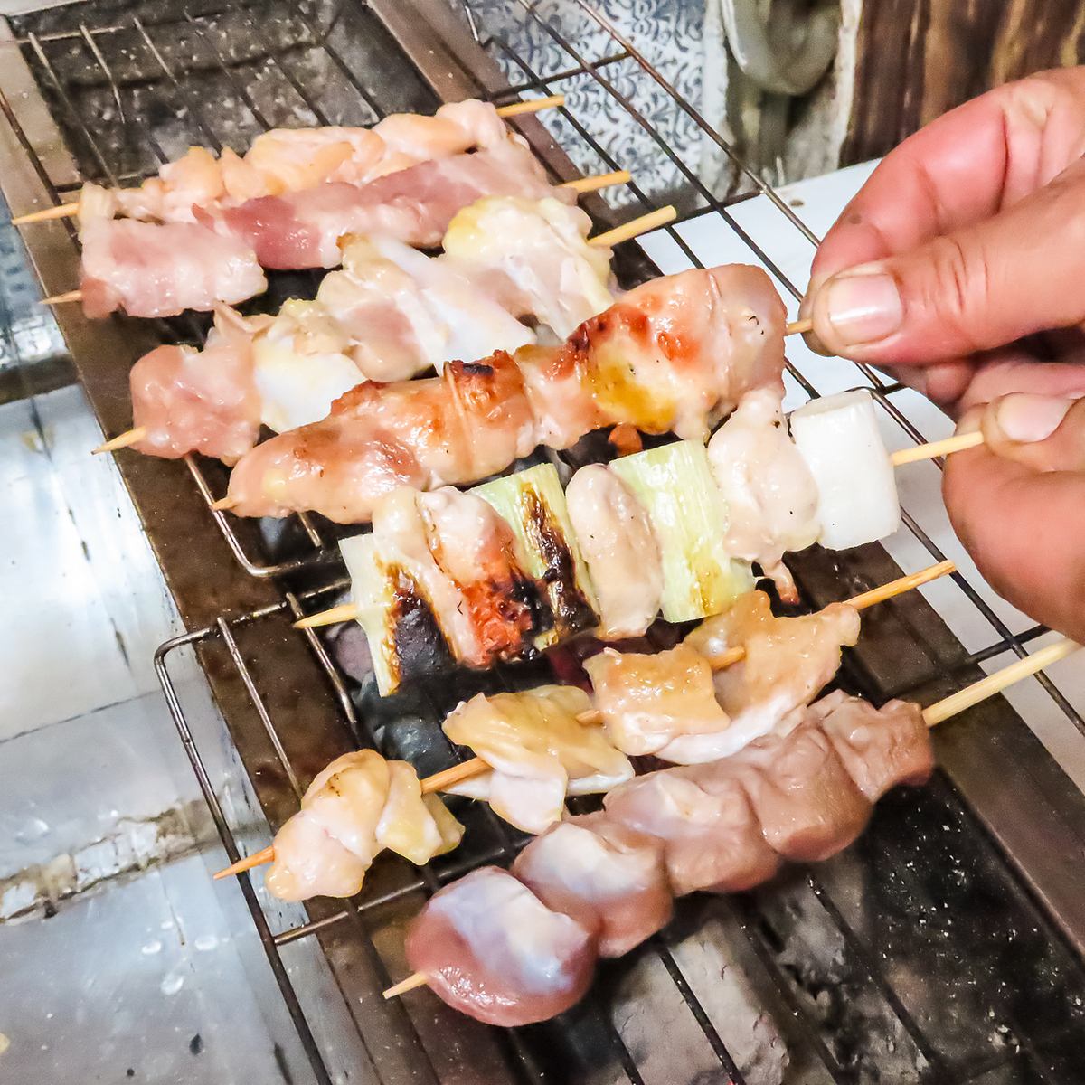 自慢の4500円(税込)Bコースで炭火焼き鳥の心弾む美味しさの饗宴