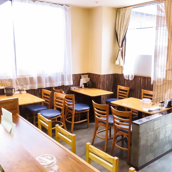 【テーブル席4名様×3】落ち着いた雰囲気の中で食事を楽しめる空間です。友達や家族と楽しい時間を過ごすのにぴったり！テーブル席は4名様掛け×2と2名様掛け×1については連結可能なため、大人数での利用も可能です。カジュアルな雰囲気で、友人との集まりやデートにもおすすめです☆お気軽にお越しください