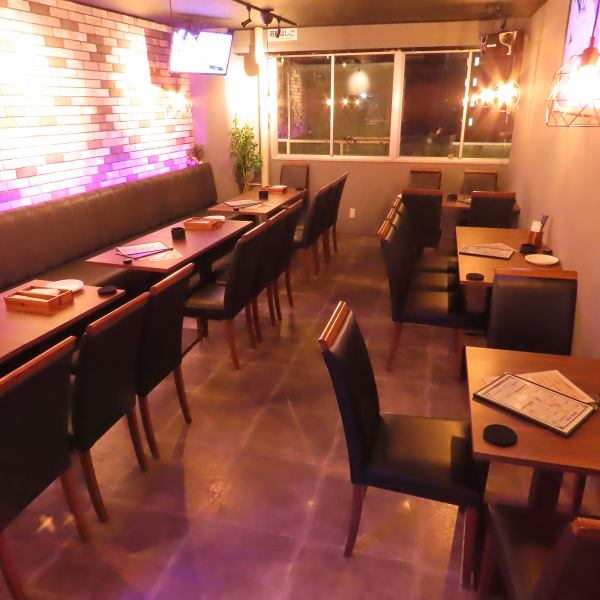 【落ち着いた雰囲気の店内】女子会はもちろん、記念日・誕生日にはド派手なサービスもございますので、お祝いにも最適です♪テーブル席は自由にレイアウト変更ができますので、大人数での各種宴会にもおすすめです♪ぜひお気軽にご相談ください！