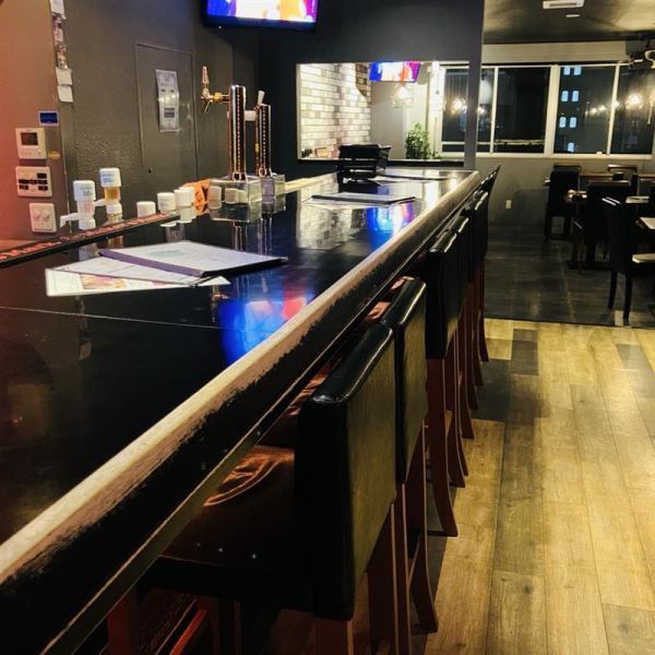 【カウンター席】お一人様のご来店も大歓迎！目の前には大画面モニターが!!スポーツ観戦もできます♪お得な単品飲み放題もご用意しておりますので、会社帰りのサク飲みにもおすすめです！当店大人気メニューのチーズの海に溺れるお肉たっぷりボロネーゼやチーズかけ放題のエビとトマトクリームパスタ等の一品と一緒にぜひ♪
