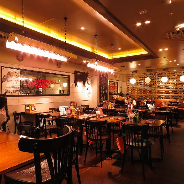 ランチはカフェ風、ディナーはアメリカン肉バル！内装もアメリカンを基調とし、カントリーなBGMが流れるおしゃれな店内となっています♪バル風でゆったりとワインやビール、お肉が楽しめます★駅ナカにあるからフラッと立ち寄りやすく便利な立地です！