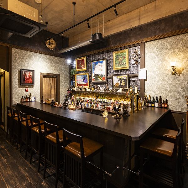 【おひとり様歓迎】洗練された内観が魅力の店内には、8卓のカウンター席があり、誰でも気軽に訪れることができます。仕事帰りやお出かけの合間に、ふらっと立ち寄れるお店です。デートや少人数の集まりにもぴったりで、心地よい雰囲気の中で、友人や大切な人と素敵なひと時を過ごせます。