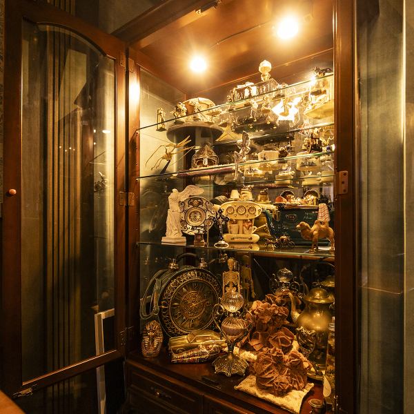 【ヨーロッパの風情】伏見桃山駅から徒歩約6分の場所にあるビアバーは、ヨーロッパのアンティーク調でまとめられた内装が特徴です。落ち着いた雰囲気の中、厳選されたビールを楽しむことができ、心地良い時間を過ごせます。友人や大切な人と共に、特別なひとときを味わいに来てみませんか。