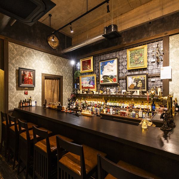 【アートに囲まれた空間】店名の「Daubry」が示す通り、店内にはユニークな「下手な油絵」が飾られ、まるで異国の小さなパブにいるような心地よい雰囲気が漂います。季節ごとのイベントが盛りだくさんで、特に毎月の呪術師によるスピリチュアル占いは、訪れる人々に特別な体験を提供します。