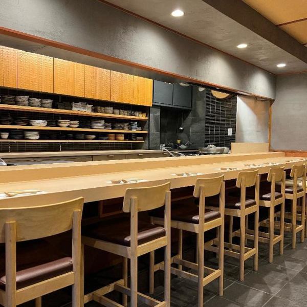 <Main store> We have tables and counter seats available inside the store.The relaxing wood-toned interior of the store is sure to have you staying for a while.We also highly recommend the counter seats, which offer a great sense of realism!