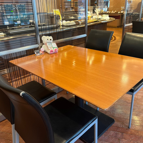 Seats can be connected for up to 8 people.We have many table seats available.
