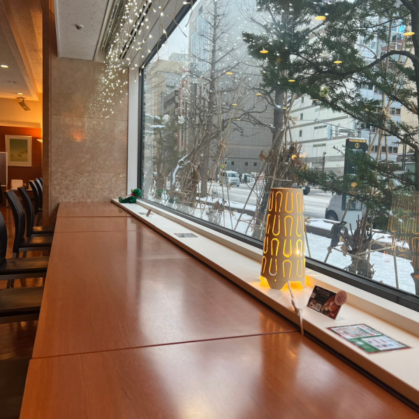 Counter seats by the window.You can enjoy the scenery of each season, such as hydrangeas in summer and snowy scenery in winter.