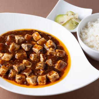 包含沙拉、甜點、湯的自助餐【麻婆豆腐】