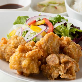 包含沙拉、甜點和湯的自助餐[糖醋炸雞]