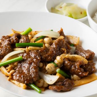 Salad, dessert, etc. buffet included [Stir-fried beef with black pepper] Use coupon to reduce price from 2,000 yen to 1,800 yen