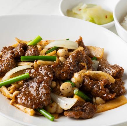 Salad, dessert, etc. buffet included [Stir-fried beef with black pepper] Use coupon to reduce price from 2,000 yen to 1,800 yen