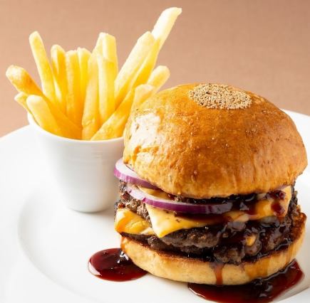 Salad, dessert, soup and coffee buffet included [Hokkaido beef smash burger]