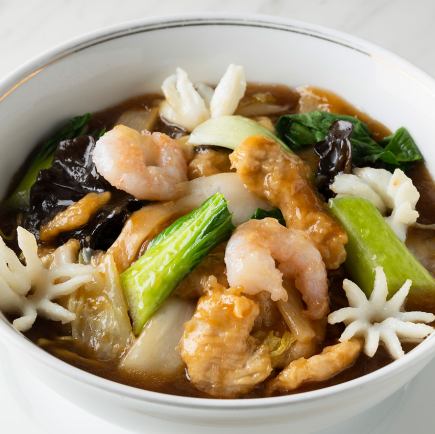 混合湯蕎麥麵配沙拉、甜點、湯和咖啡自助餐